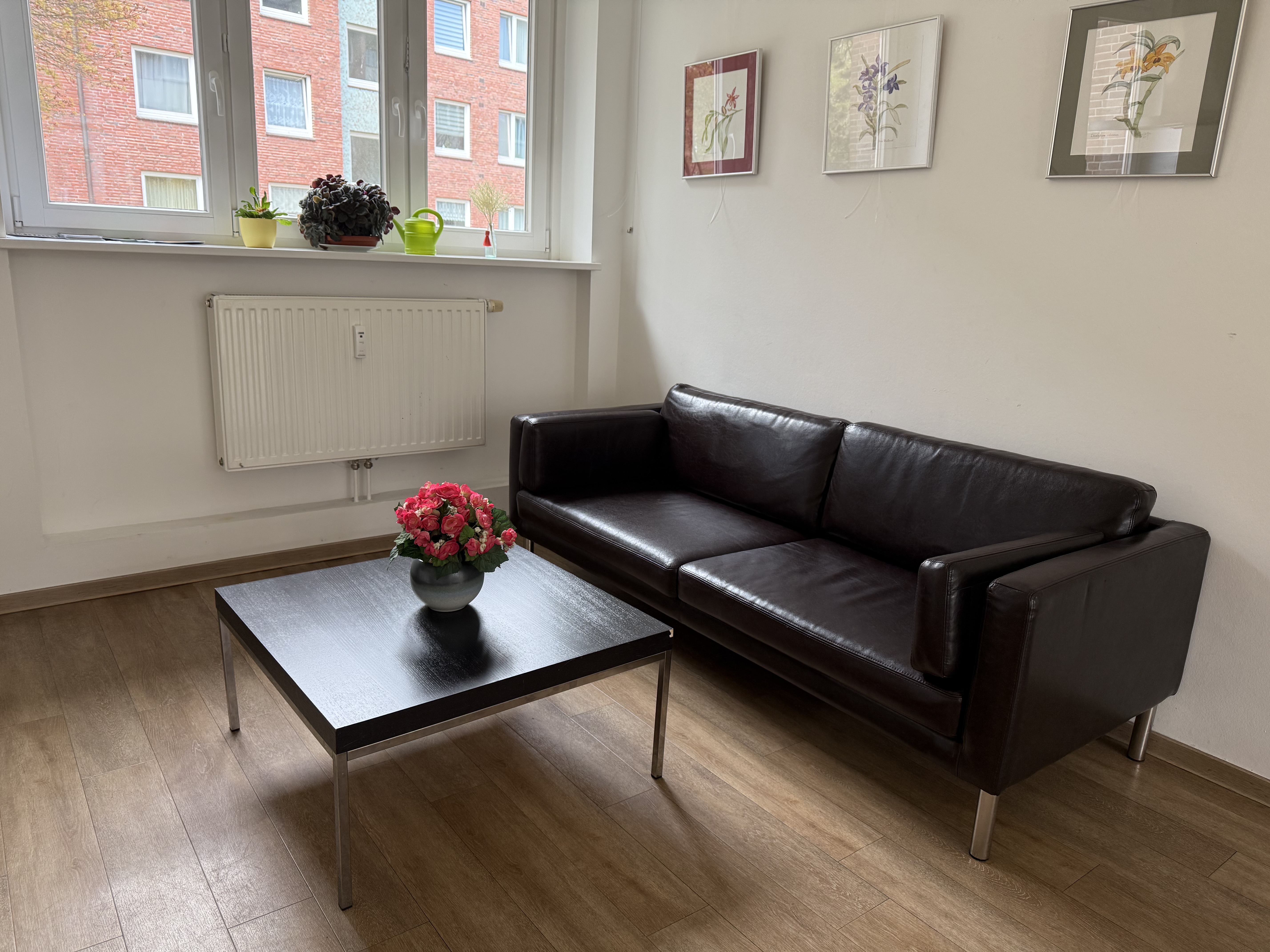 Innenraum Nachbarschaftstreff mit Zweier-Sofa und Tisch